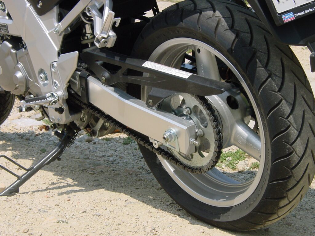 Detail zadního kola a řetězu sportovní motorky